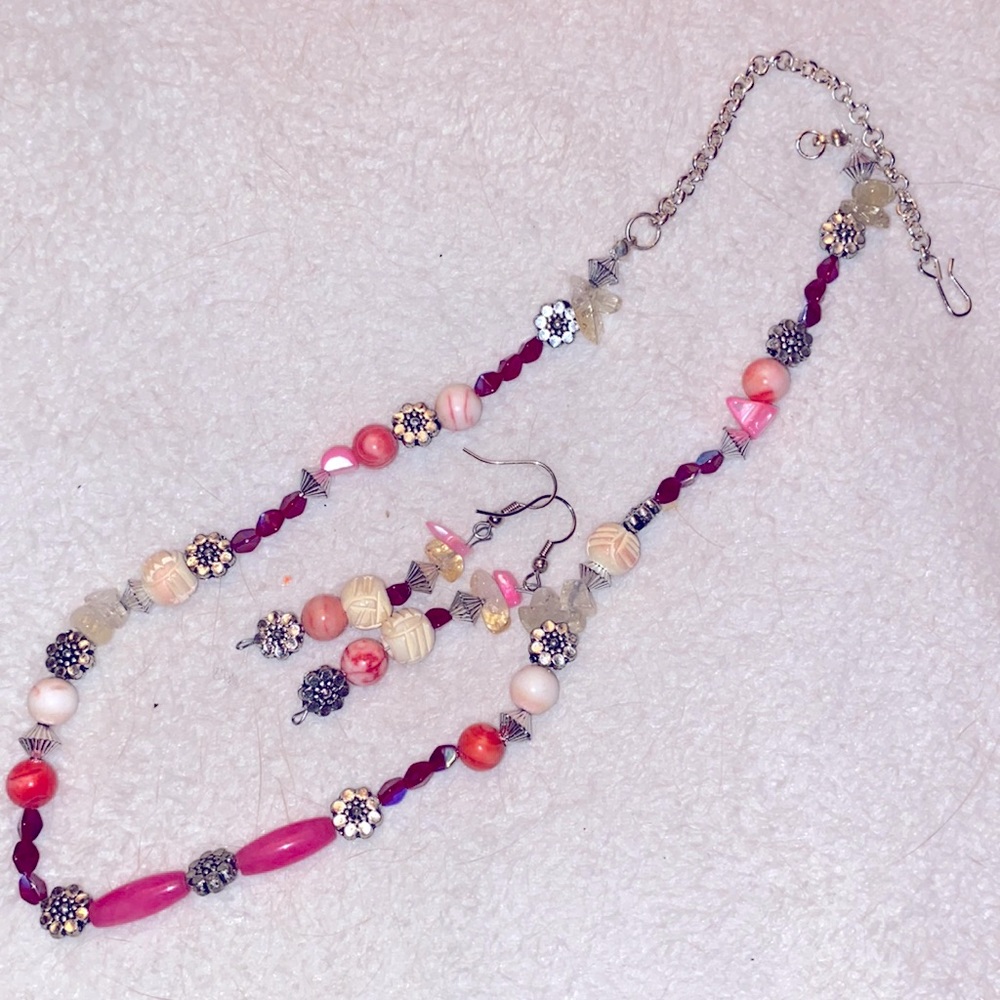 Vintage Ladies Silvertone semi precious beaded necklaces and earrings set.